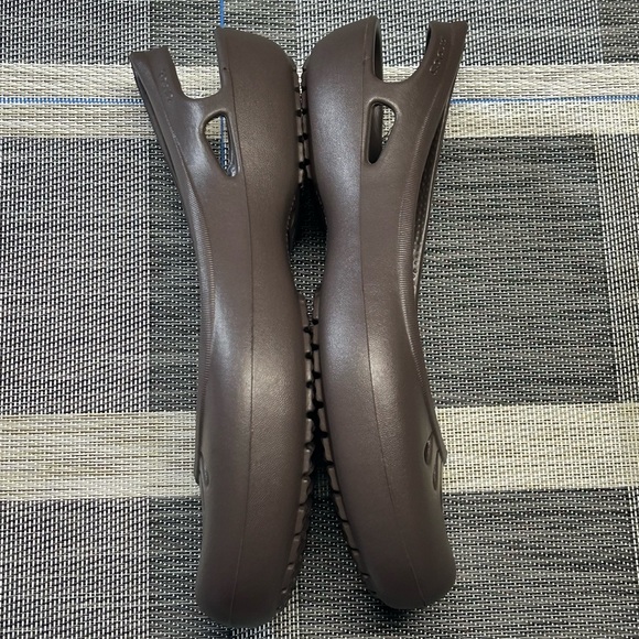 Crocs Womens Slip-On Round Toe Ballet Flats Shoes 10127 Closed Toe 9 Brown EUC - Picture 9 of 16